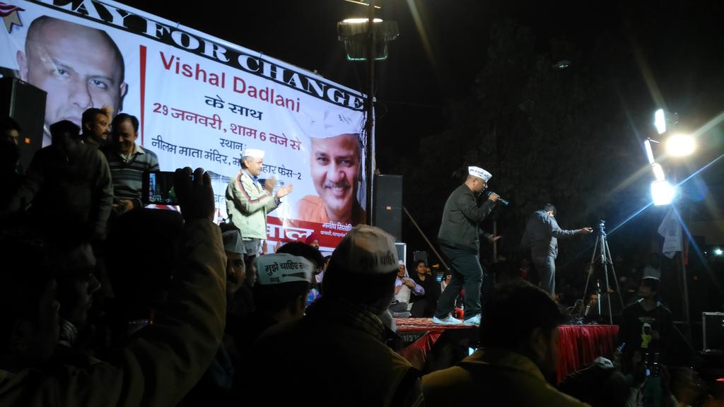 GagandeepAap's tweet photo. @VishalDadlani की पटपङगज में चल रही जनसभा में उमङा जनसैलाब। 
with 
@msisodia 
LIVE 
जी ले जरा, आ पास आ। http://t.co/cMz1ec3Aun