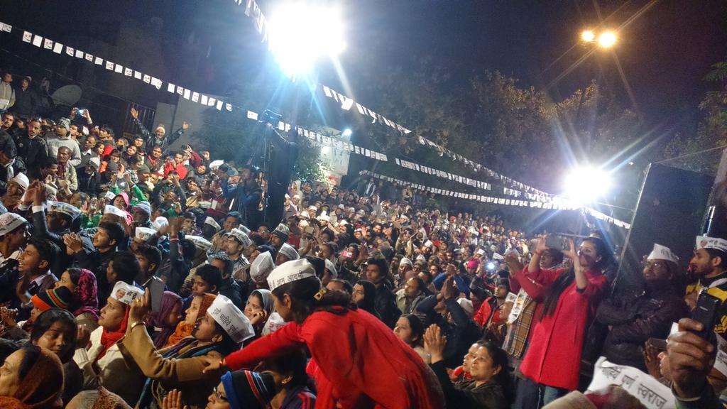 GagandeepAap's tweet photo. @VishalDadlani की पटपङगज में चल रही जनसभा में उमङा जनसैलाब। 
with 
@msisodia 
LIVE 
जी ले जरा, आ पास आ। http://t.co/cMz1ec3Aun