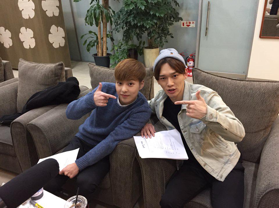 KBSKISSTHERADIO's tweet photo. 지금!!!!! 슈키라에 시우민 &amp; 첸, 김형제가!!!!!
아 현기증....  잠시후 11시부터! <S라인 치트쇼> 89.1Mhz로 달려오세요!! http://t.co/9lqPIyzn5G