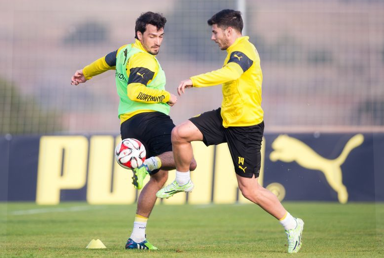 MailSport's tweet photo. #MUFC close in on Hummels transfer... but who's the ex #MCFC starlet heading to Old Trafford? http://t.co/fVg4fzqmGn http://t.co/sDWn32HukE