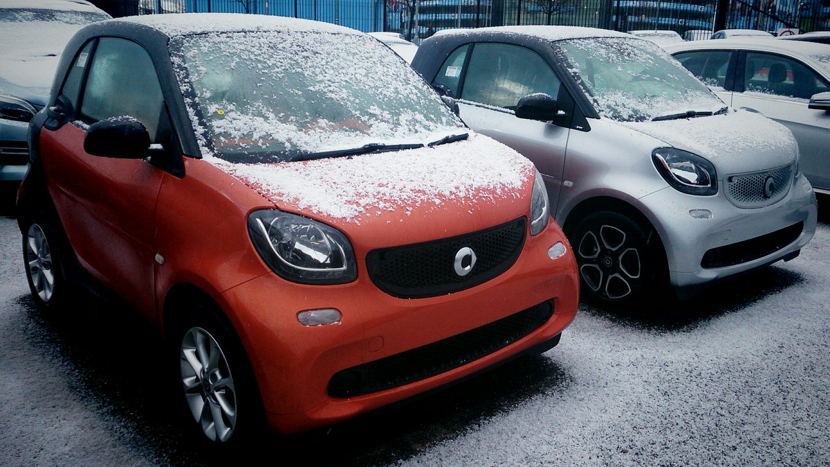 barry_pounder's tweet photo. @smartRetailG @smartcarUK #smartmanchester they look cold, someone #adopt a #smart and give it a #home #fortwo #love http://t.co/5N9d0D0DMe