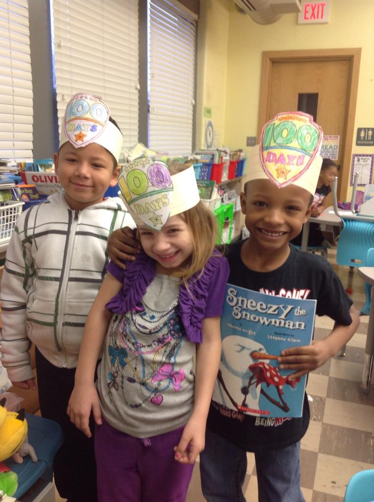 MrsRedlinger's tweet photo. Room 125 is ready to celebrate the 100th day of school! http://t.co/AxI077h2fE