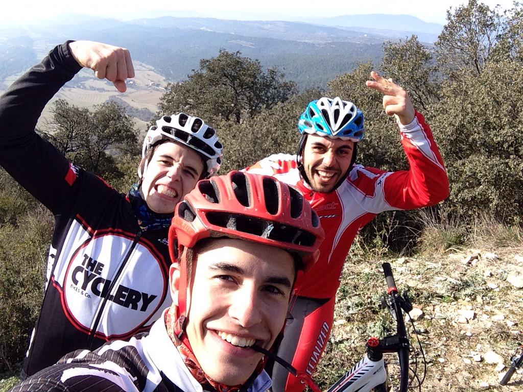 alexmarquez73's tweet photo. Ultimos entrenos antes de subirme a la moto2! Last days to try the moto2! @marcmarquez93 http://t.co/K5EYrhvOfL