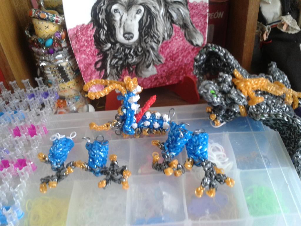 candy_fiona's tweet photo. Dragón se elásticos en proceso :3 
Chimuelo espera a su nuevo amigo http://t.co/sJE4ZseGky