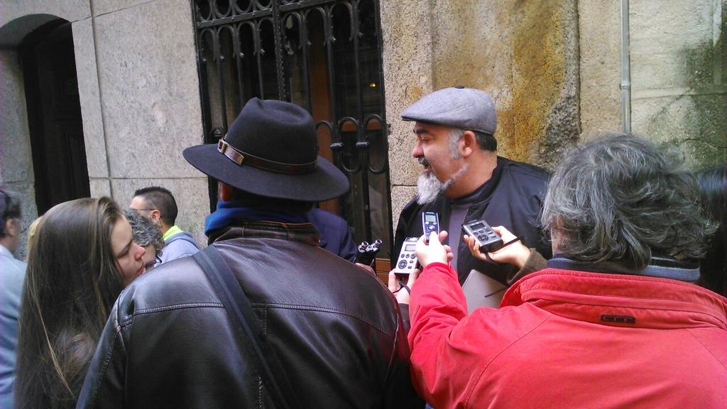 OgroManuel's tweet photo. Esta mañana en rueda d prensa #veronicasequeda STOP desahucio  @alexmcsanchez @Jack_NY_LV @jlmurillop http://t.co/IeLTjvHI6Y