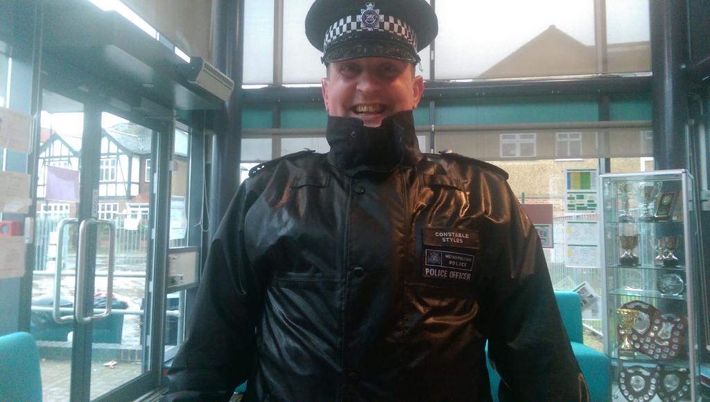 Sun rain or snow #saferschool officers are out across #london #cold&wet @ElthorneHighSch @SchoolWatchUK  #PCStyles