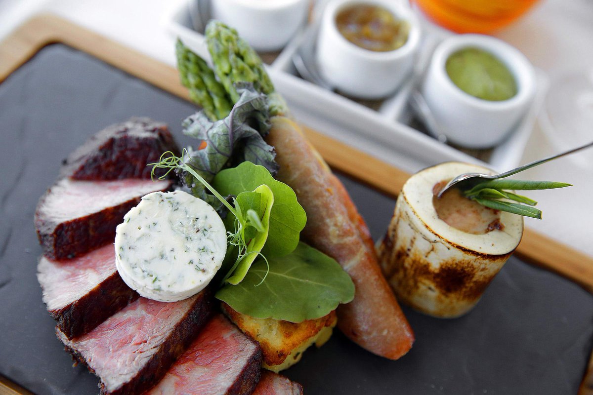 ThrillistVegas's tweet photo. The 12 Most Romantic Restaurants in Las Vegas: http://t.co/yc9K1JuGYq http://t.co/MRxVU51mI5