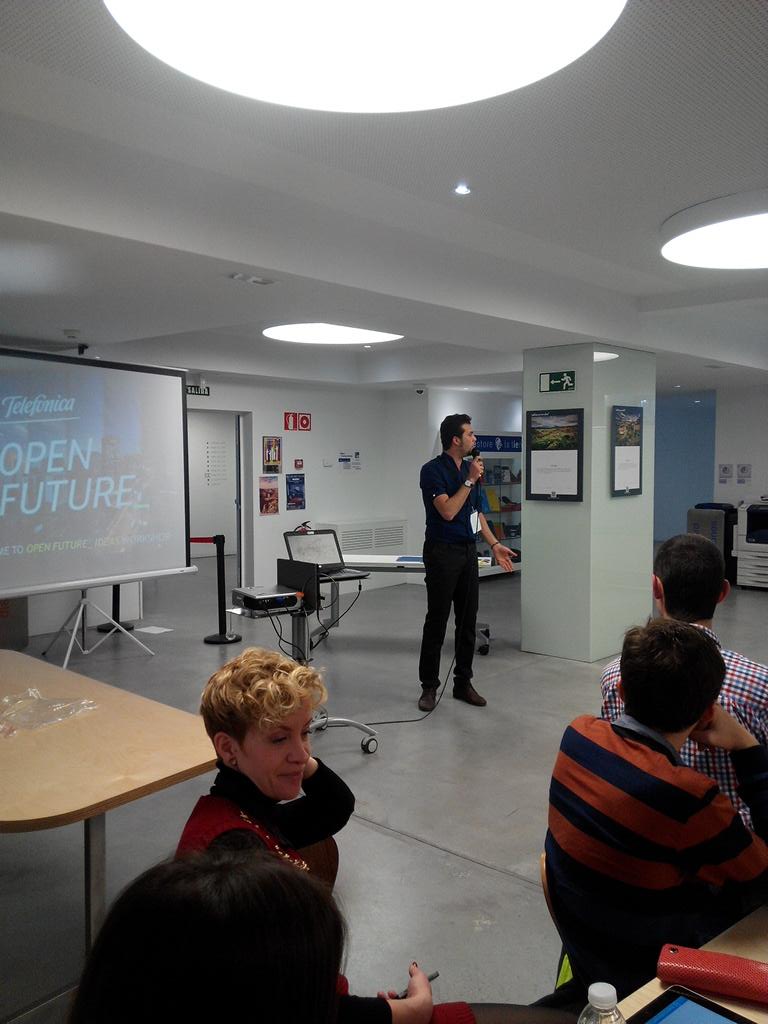 OpenFuture_'s tweet photo. ¿Quién convencerá más? #OpenFutureIdeas @OpenFuture_ #elevatorpitch #emprendedores #2015STP #thinkbiggers http://t.co/z6NuXWLAVT