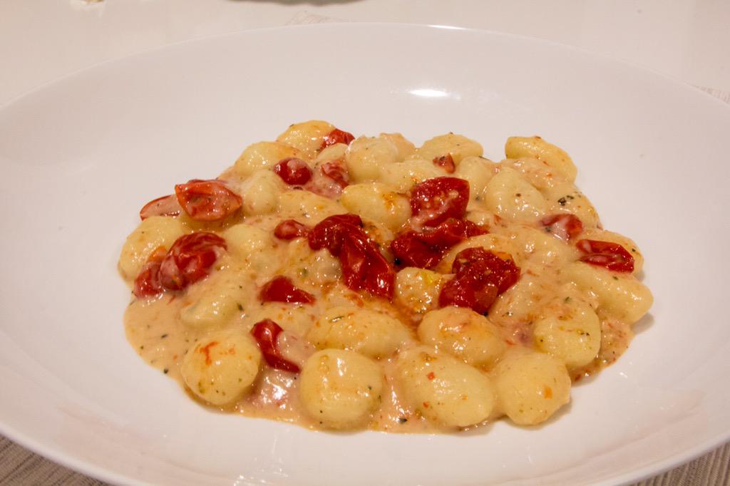 theRveganblog's tweet photo. Creamy garlic #roastedtomato gnocchi! #nomoohere @veganrecipehour https://t.co/PMSuFt2x0v http://t.co/IaGJvnwlAD