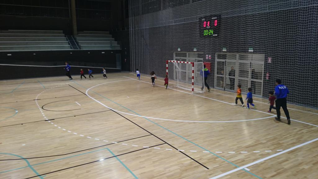 TurismoCigales's tweet photo. Los chupetines del #Cigales estrenan el nuevo polideportivo municipal entrenándose esta tarde http://t.co/TVdi473EHQ