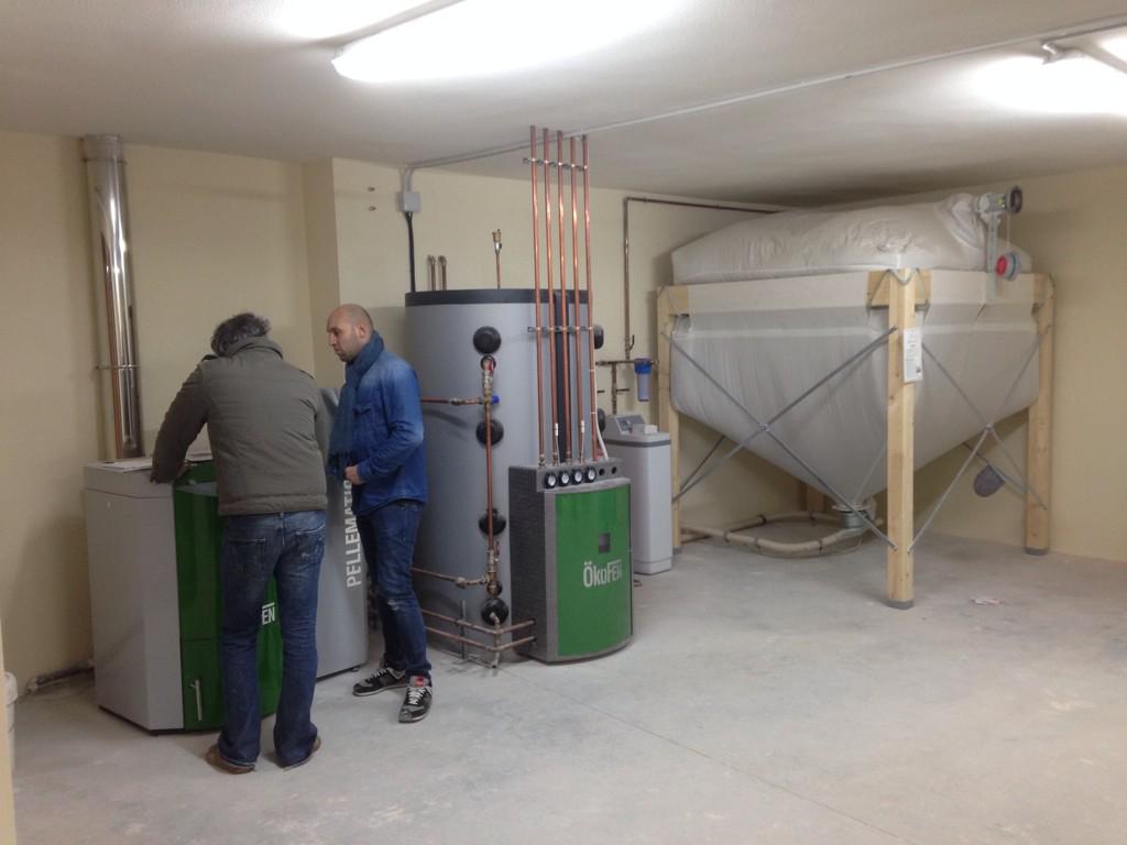 Hugo de okofen explicando el funcionamiento de la instalación al cliente