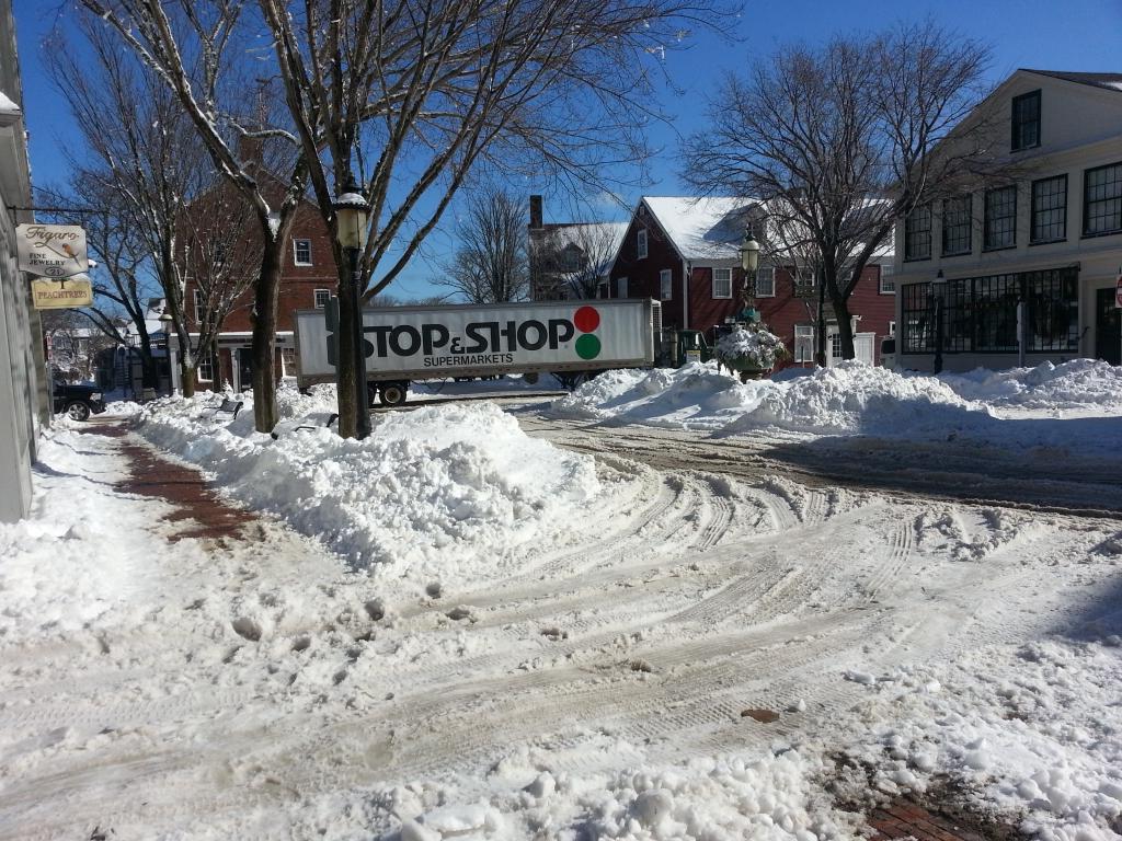 NantucketTips's tweet photo. Food is on the way! Hang tight #Nantucket, we can restock soon! #ackJuno @VisitNantucket @VisitMA http://t.co/JUcN0SIjWq