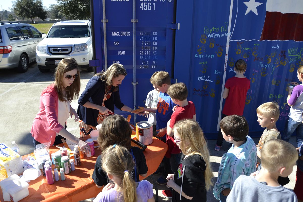 SafmarineNAM's tweet photo. What a great day yesterday painting the #LoneStarCtr! Read More: http://t.co/RlocZPjDBE #SafContainer http://t.co/xGPM6rf8TL