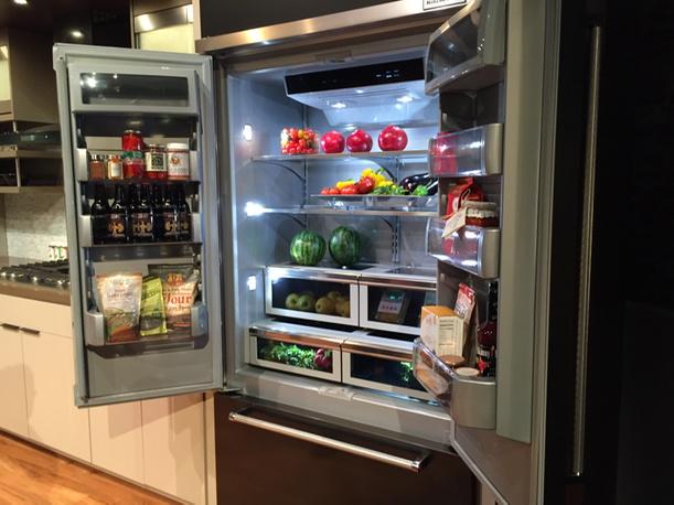 TheMommyAvenger's tweet photo. Loving the new look! Black stainless steel--wow! @KitchenAidUSA #brandnewdesign http://t.co/xZQPlkLbjd