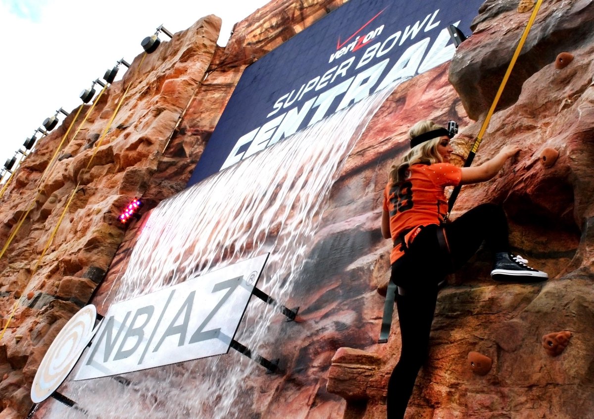 Suns's tweet photo. #SB49 festivities in #DTPHX - Weezy & @SunsDancers climbing the #GrandCanyonExperience presented by #NBAZ #ElevateAZ. http://t.co/wQsxmKkPdx