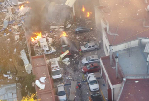 mileniotv's tweet photo. Rescatan a bebé con vida entre los escombros http://t.co/0cUMdBeV24 http://t.co/NcqIjyOrVq