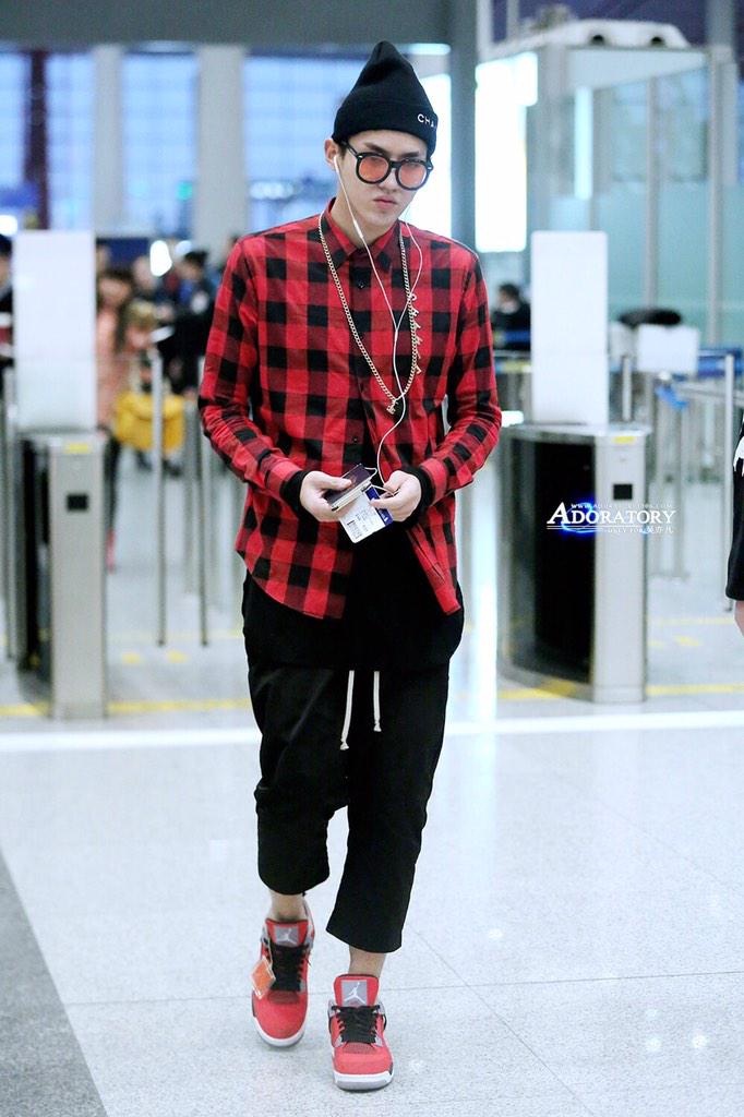 adoratory1106's tweet photo. 150125 #wuyifan #kris Beijing Airport http://t.co/pIkIXOwcPT