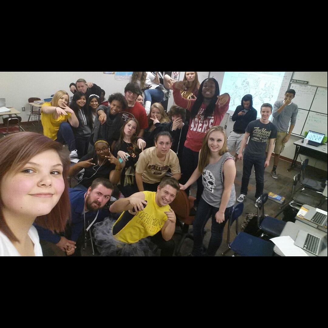emilee_jade2's tweet photo. Taking class selfies! ๐ #srhsrandom http://t.co/9mCnuvEyCD