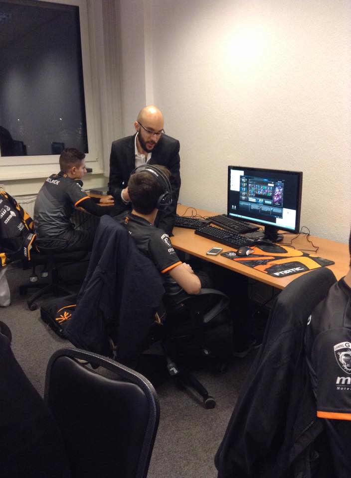 FNATIC's tweet photo. They have arrived! @FnaticDeilor & @FnaticFebiven going over some tactics before #LCS #FNCROC http://t.co/yttAzYWM1c http://t.co/0V4yJ1Nl7t