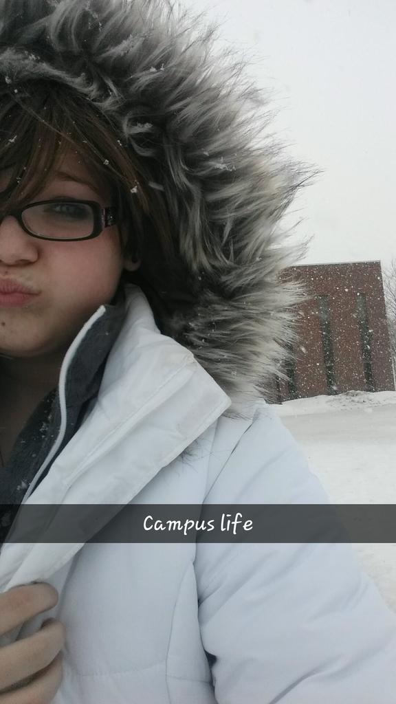 _SimpleMichaela's tweet image. Snowing crazy c: #boroproblems #snkw #CollegeLife #schoolselfie @School_Selfies