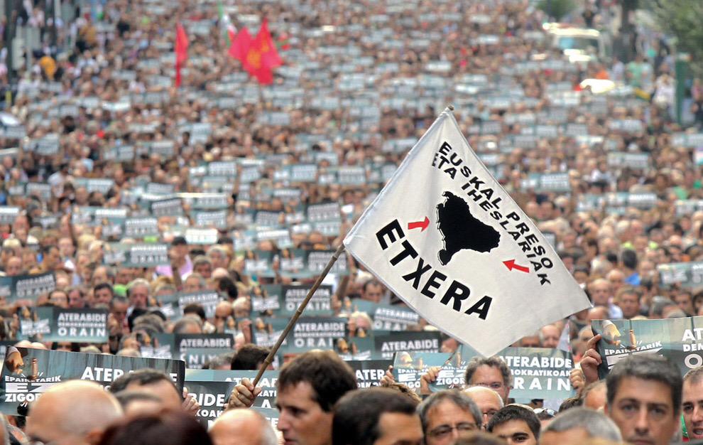 manelmarquez's tweet photo. #ETA: «Es hora de empezar a soltar las cadenas de los presos/as de #EuskalHerria» http://t.co/Y03pDaoIPv #Kaosnews http://t.co/GnWDOw6To7