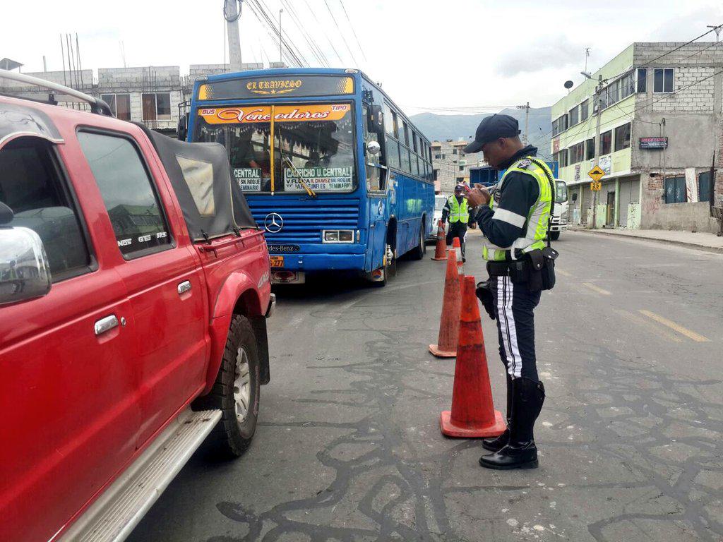EcuNix's tweet photo. Comprometidos por una movilidad más segura para todos!! Intensificamos operativo #ControlDeDocumentos en todo #DMQ http://t.co/lO6b2XMFNs