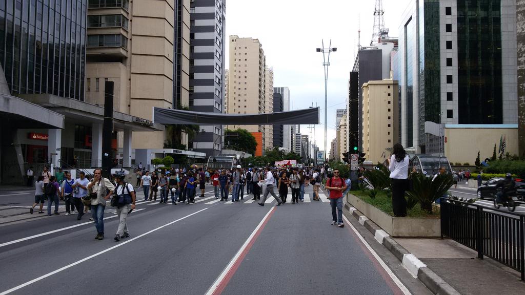 MobilidadeSampa's tweet photo. Manifestação do #passelivre neste momento ocupa a pista da Av Paulista no sent. Paraíso junto a R. Teixeira da Silva http://t.co/qBZbF9UexI