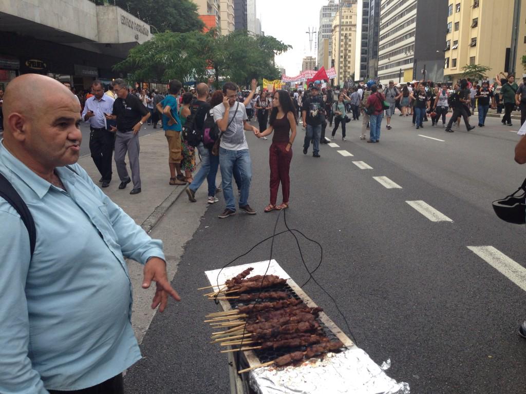 MANIFESTACAO_SP's tweet photo. 19h18 Vendedor aproveita para oferecer churrasquinho no meio da Paulista. Espeto R$ 2,00 #vejaspaovivo http://t.co/GtYhothLdd @VejaSP