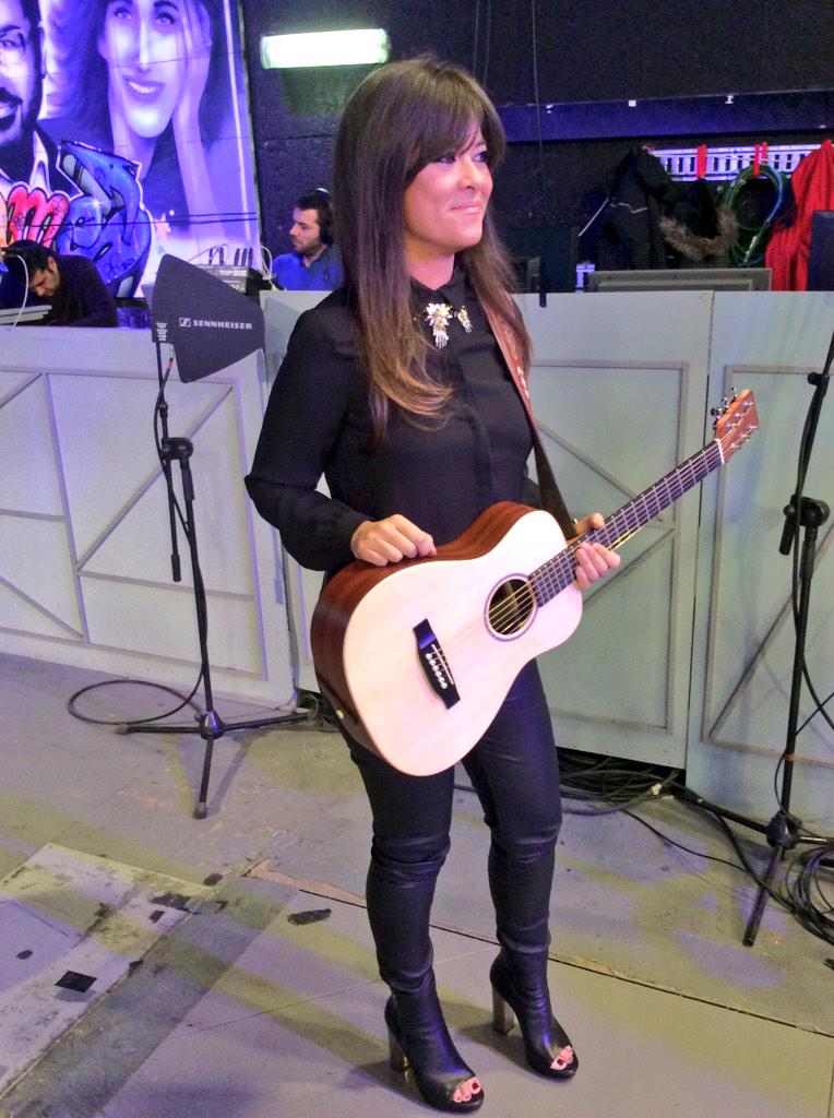 RT si quieres que cante ya <a href="/vanesamartin_/">Vanesa Martin</a> y punto pelota. #YoVeoSalvame <a href="/fabricatele/">LaFabricaTV</a>