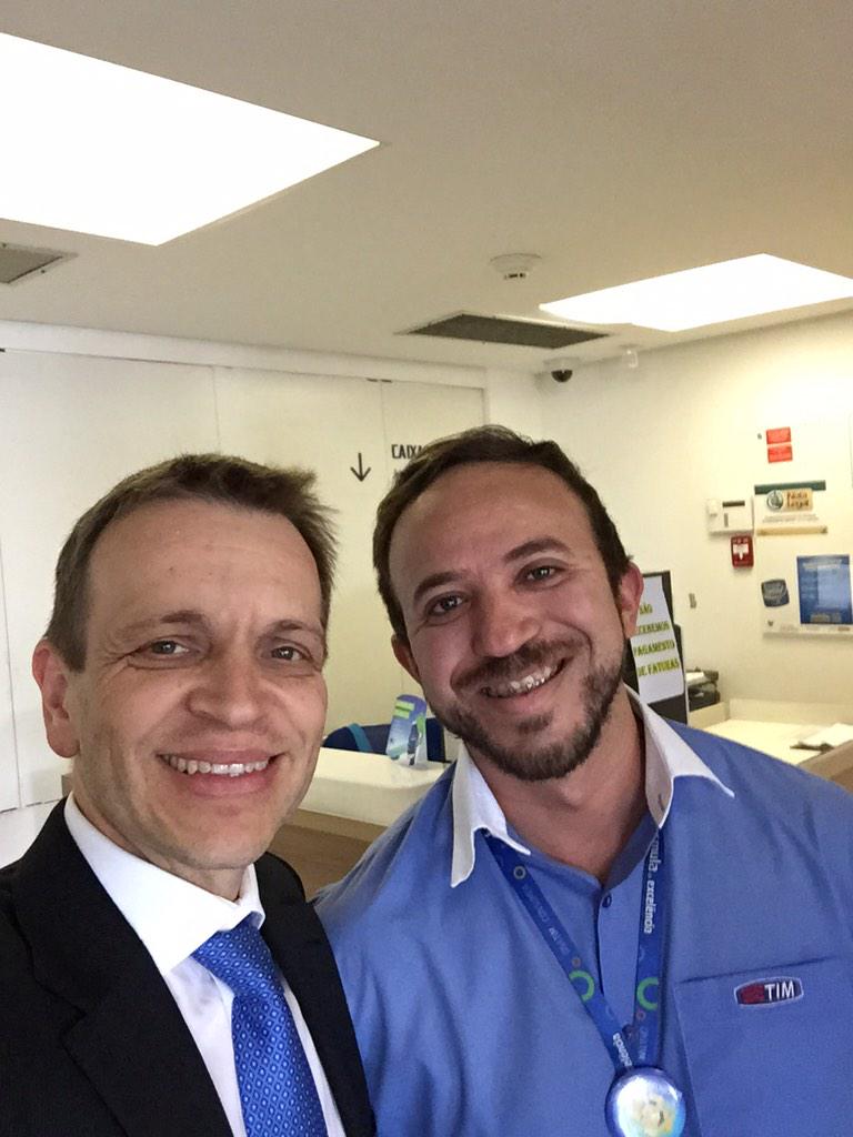 rmabreu's tweet photo. Aqui em Brasília na loja TIM do Conjunto Nacional, e o Cicero me diz que o #ControleWhatsApp está bombando! http://t.co/LyCQdVUD55