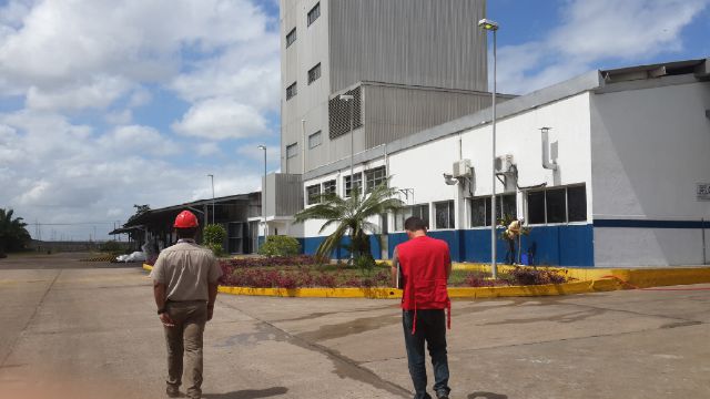Sunagro_Monagas's tweet photo. Inspecciona empresa Pastor C.A para verificar existencia de leche en polvo @NicolasMaduro @RafaelMHidalgo @czosorio http://t.co/30Y60FzPXv