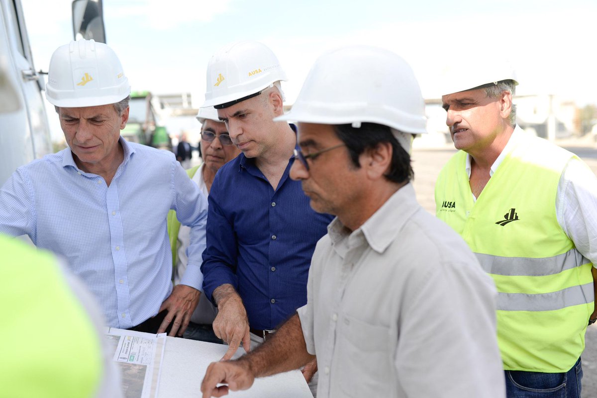 horaciorlarreta's tweet photo. Con @MauricioMacri recorrimos las obras del Distribuidor Dellepiane. Siento y agradezco su apoyo y el de los vecinos. http://t.co/4fUQqyka6Q