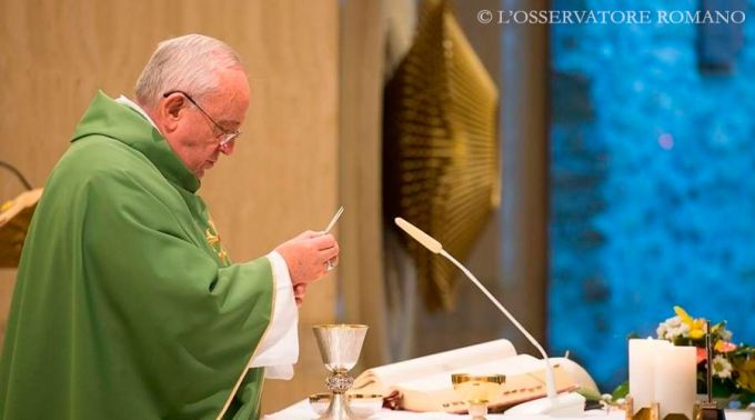aciprensa's tweet photo. #PapaFrancisco: Dios nos salva en un pueblo, no en élites http://t.co/PDtHCfwzoW http://t.co/vHMmKeTl1z