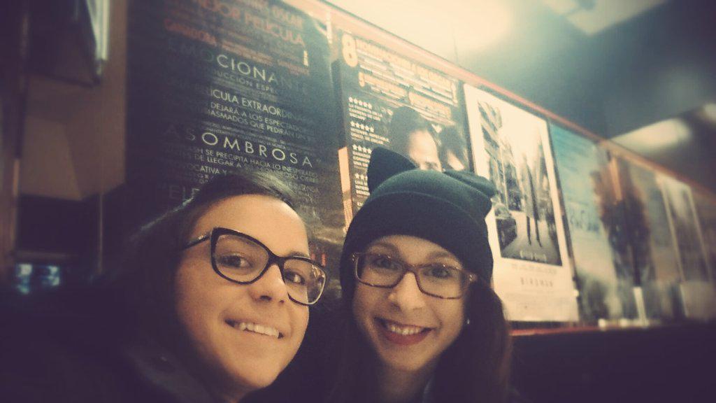 _ahinoa_'s tweet photo. ¡Noche de cine! @laura_alfa http://t.co/1oFFnaAHWR