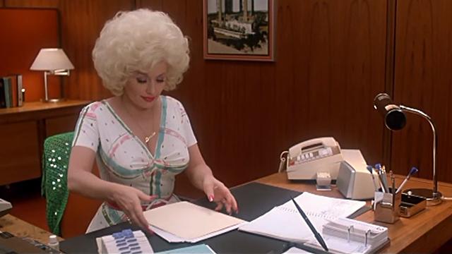 CNNBusiness's tweet image. On this day in 1981, @DollyParton hit No.1 with "9 to 5," a song that earned her an Oscar and 2 Grammys. #TBT