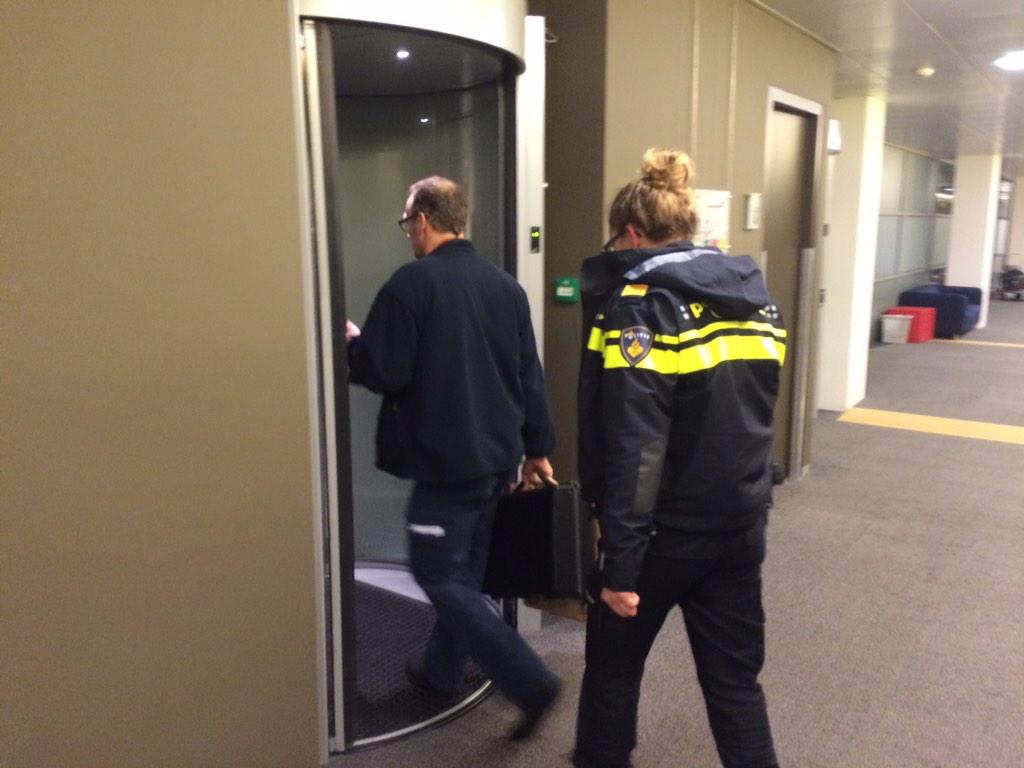 mattijsvdwiel's tweet image. Politie verlaat de nieuwsvloer. Alle agenten weg.