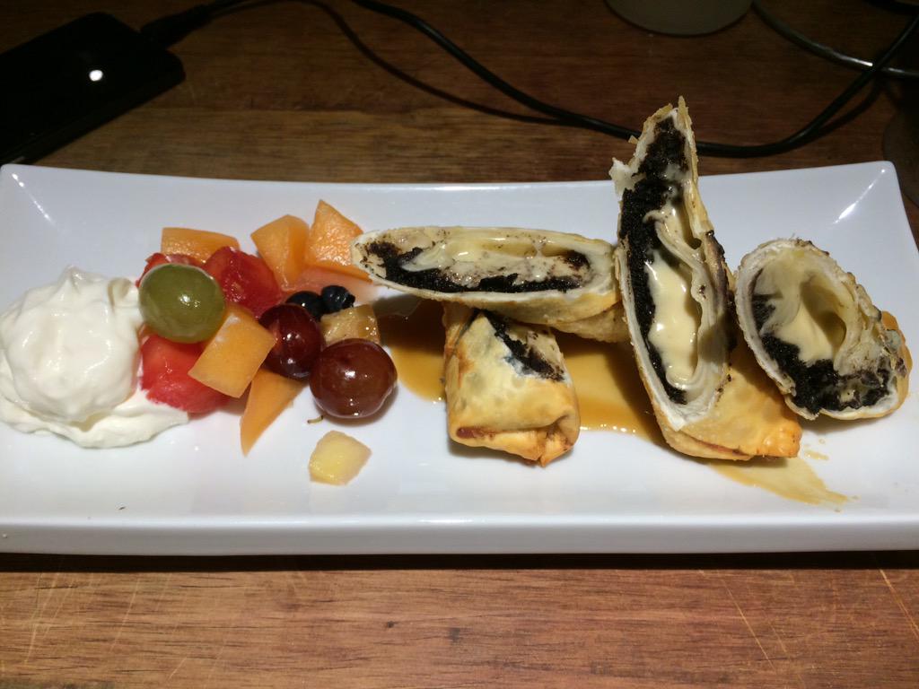 jackandlois1's tweet image. Deep fried wonton Oreo peanut butter cheesecake. #yum #hamOnt #jamesnorth