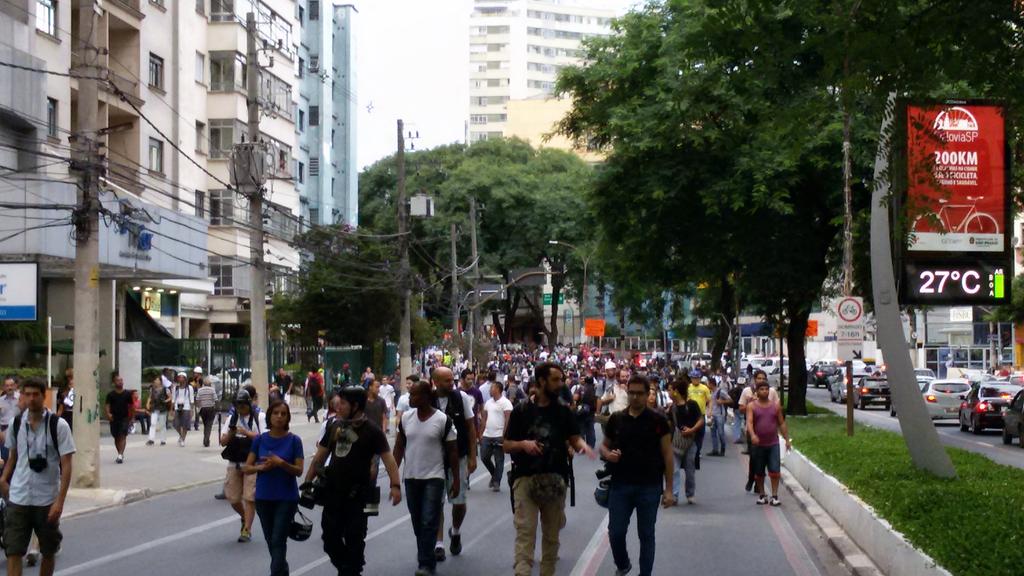 MobilidadeSampa's tweet photo. Manifestação #passelivre entra neste momento na Rua Bernardino de Campos sentido Paraíso. #ContraTarifa @Comando_SP http://t.co/rHyU8QnrZ3