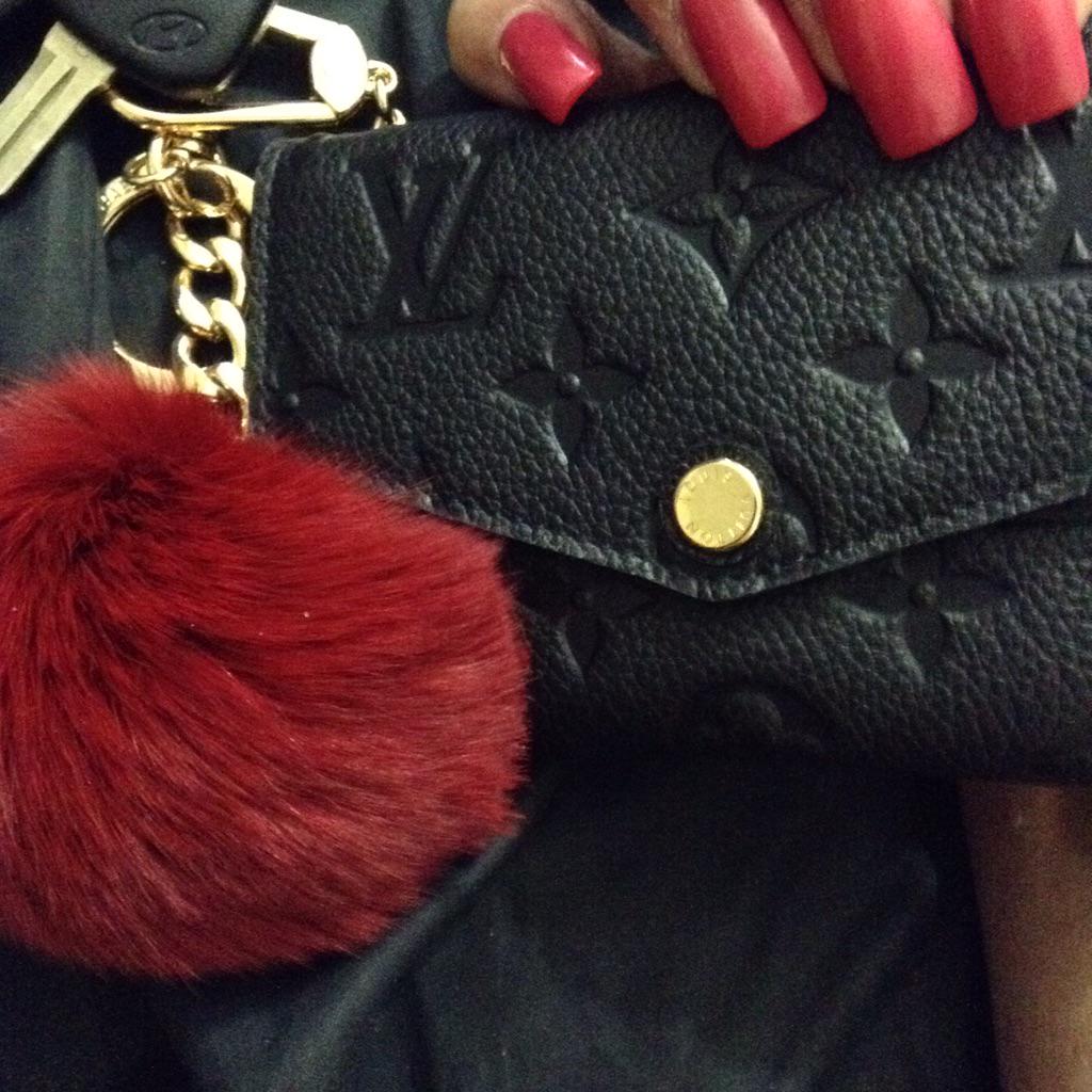glamsolovely's tweet image. Thanks @LouisVuitton @LVServices for my lovely amazing #keypouch in color noir this does give my car keys a pop ❤️