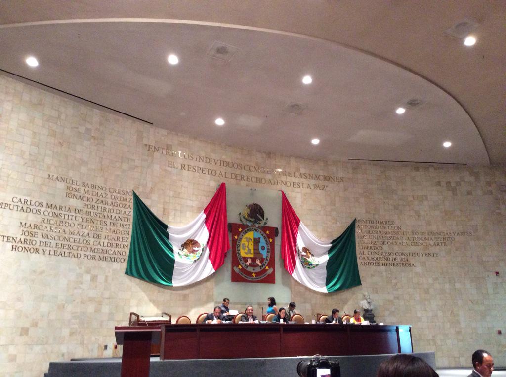 Punto de acuerdo para que se instauren "puntos limpios" y optimización de papel en dependencias de gobierno.