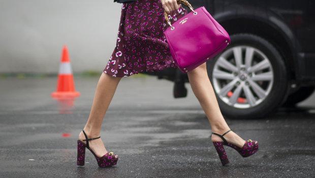 StyleListCanada's tweet image. How to walk in heels like a total pro bit.ly/1BvCTgc