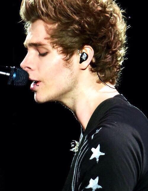 lukeasart's tweet photo. this whole acc is a trick account you dont need to compare luke to art luke IS art http://t.co/Cmu6LsG5EA