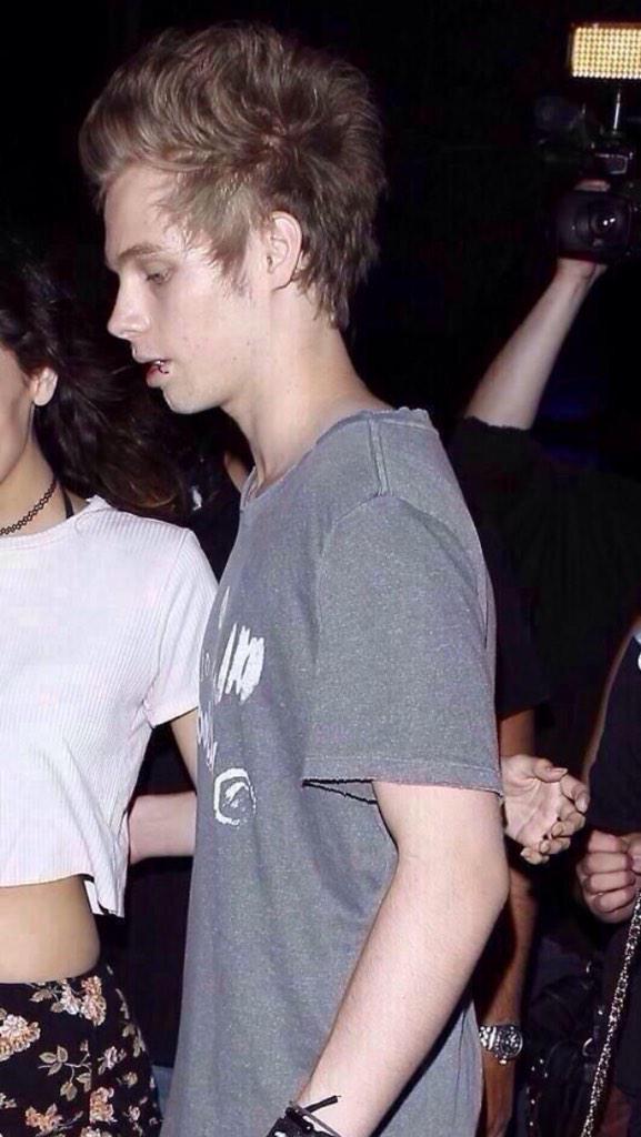 lukeasart's tweet photo. this whole acc is a trick account you dont need to compare luke to art luke IS art http://t.co/Cmu6LsG5EA