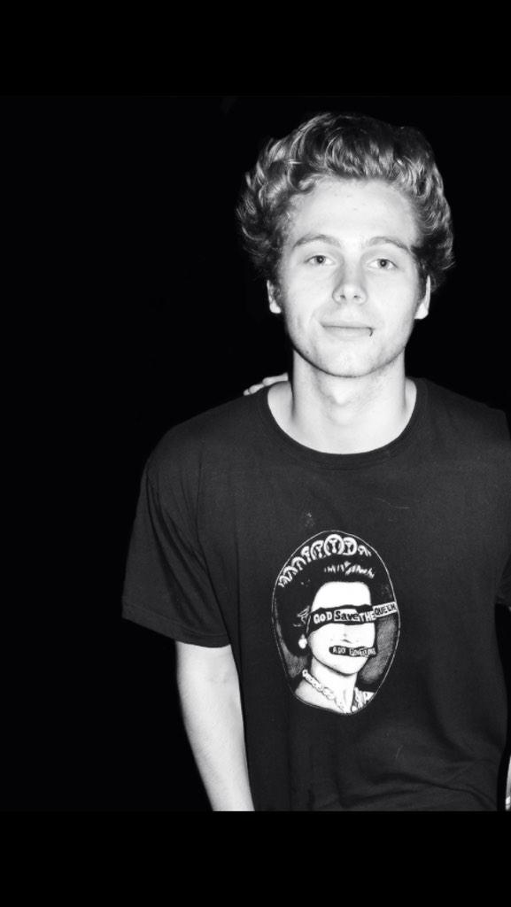 lukeasart's tweet photo. this whole acc is a trick account you dont need to compare luke to art luke IS art http://t.co/Cmu6LsG5EA
