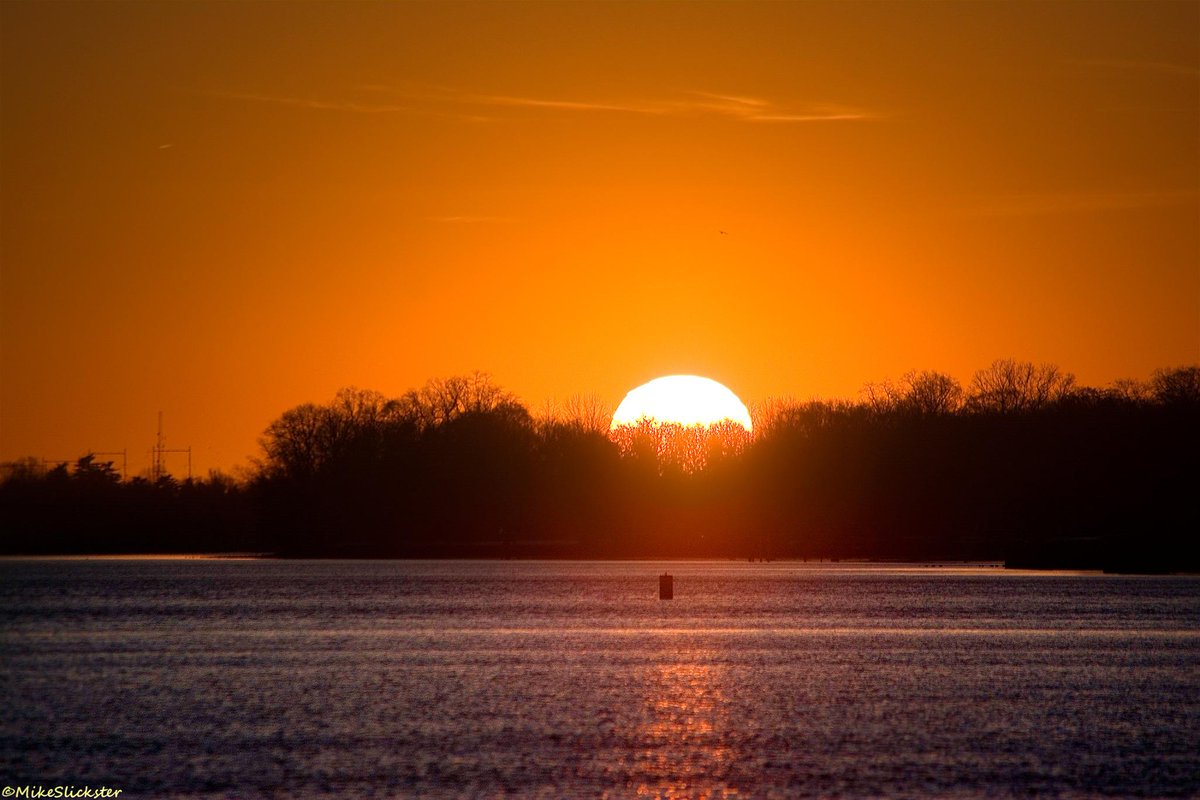 MikeSlickster's tweet photo. Last evening's sunset in lieu of today's cloudy day: #Photography #DelawareRiver #LogansPoint #Philly-skyline http://t.co/h3q4r2Uh3U