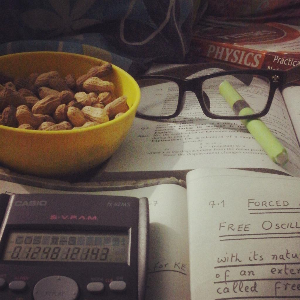 khadija_batooll's tweet photo. StuDYING !! :-/
#BoringPhysics
#PeanutsMyOnlySaviour http://t.co/9yfEpWW4gA
