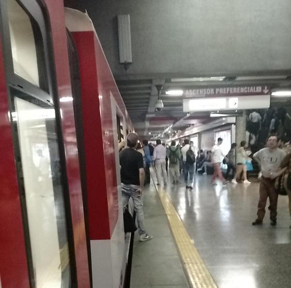 FOTOS Usuarios reportan corte de luz en estaciones del Metro ahoranoticias.cl/share/?TAezdK