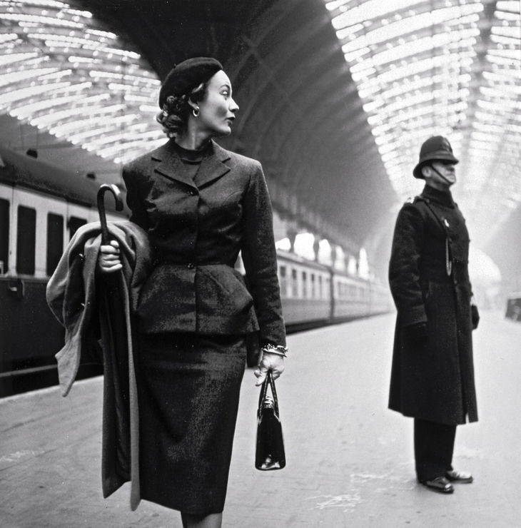 SepiaNostalgia's tweet photo. Old School Sexual Tension. London 1951.  #vintage http://t.co/qlezJaoFBO