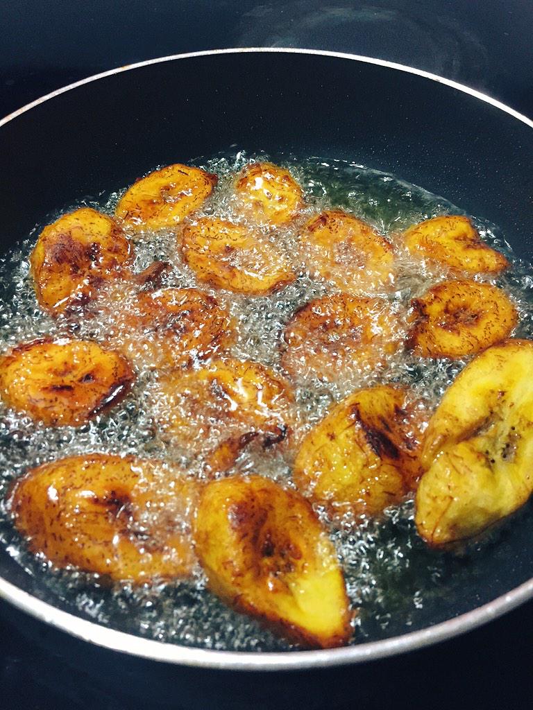 Tinu's tweet photo. You gotta turn the plantains in the middle first, where the fire is hottest. Then none gets burned. #NaijaCooking http://t.co/zJBKR7qZpi