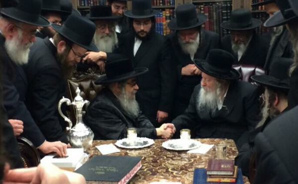GerNews's tweet photo. C"k Admor M'Ger Shlita might Spend Shabbos Parshas Yisro in Stamford Hill London. Photo of Rebbe visits Satmar Rebbe: http://t.co/wImqp8XCHN